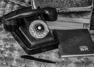 Старий телефон 750 фото